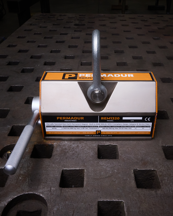 ManualMagnetLifting Permadur manual permanent lifting magnet on steel plate
